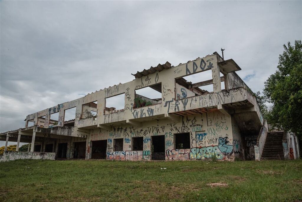 Parque que recebeu mais de R$ 2 milhões entre 2011 e 2014 sofre com o abandono e nem as pedras do chão escapam dos furtos