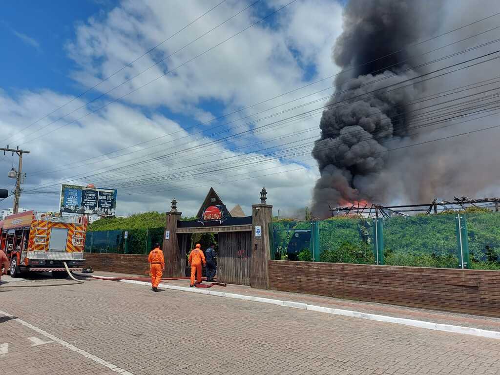 Incêndio toma conta do beach club Warung, famosa balada de Santa Catarina