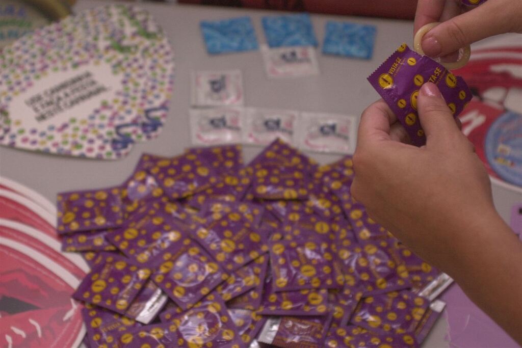 Cerca de 60% dos brasileiros acima de 18 anos afirmam não usar preservativo nenhuma vez em relações sexuais