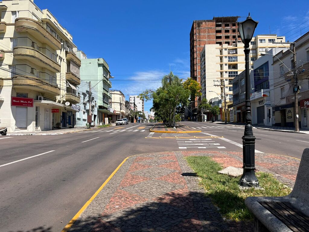 Fios de energia de 34 luminárias da Avenida Rio Branco são furtados