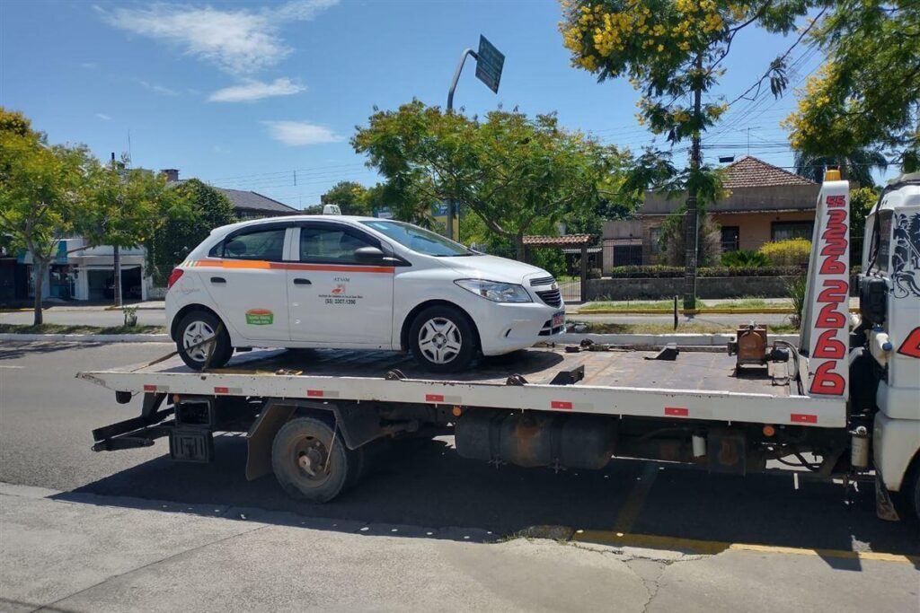 Táxi roubado durante assalto é recuperado pela Brigada Militar em Santa Maria