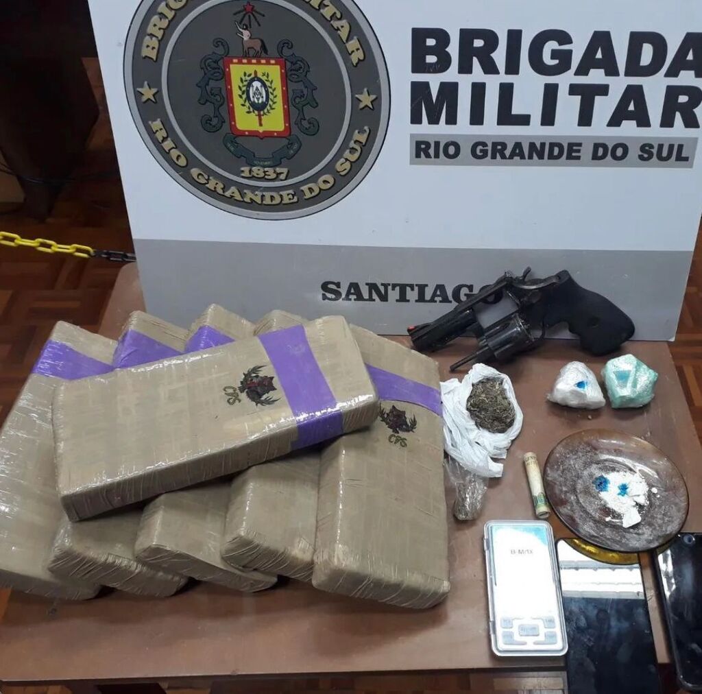 Jovem tenta despistar policiais e acaba preso com outro homem por porte de arma e drogas em Santiago