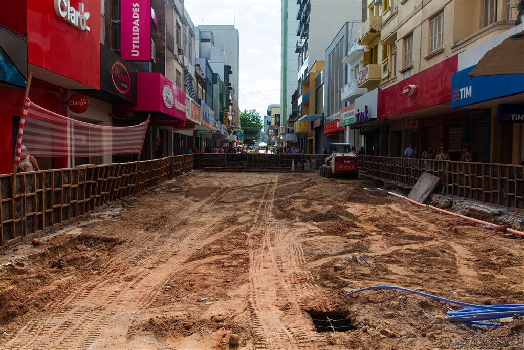 Na reta final de obras, lojistas e pedestres aguardam com expectativa a conclusão do Calçadão