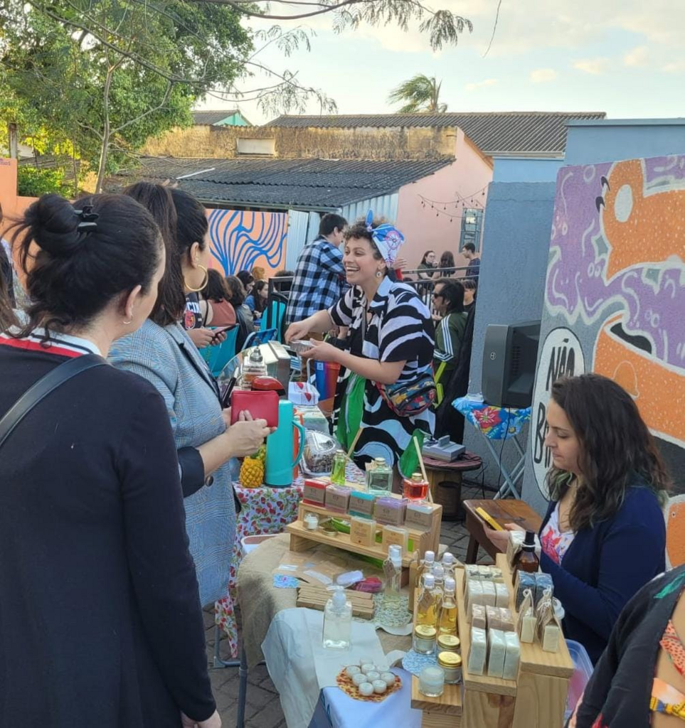 Sétima edição da Feira Velha Roupa Colorida ocorre neste domingo