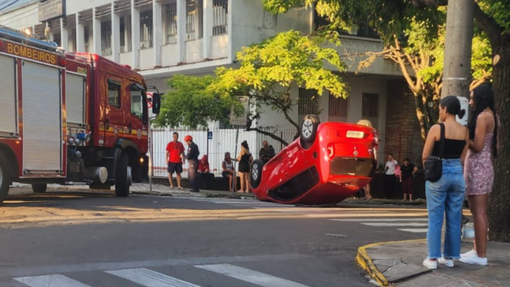 Carro capota após ser atingido por outro em cruzamento do centro de Santa Maria