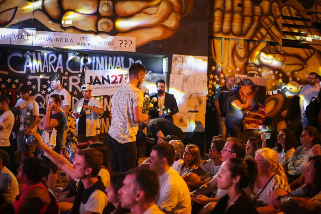 ‘Você se sente pertencente à tragédia da Kiss?’, vigília marca os 10 anos do incêndio com homenagens as 242 vítimas