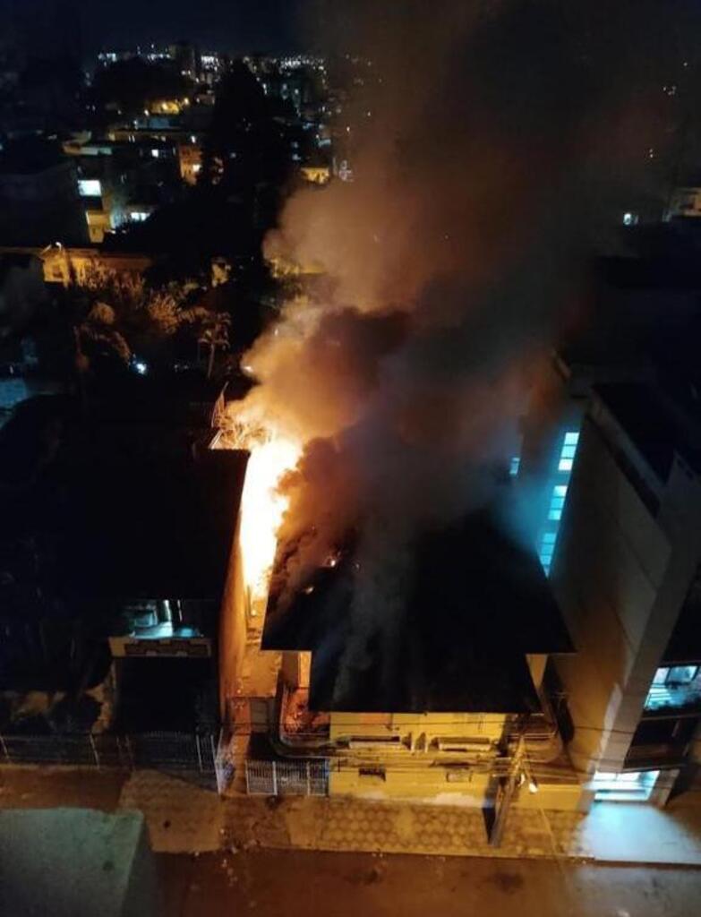 Sobrado de dois andares pega fogo no centro de Santa Maria e desaba