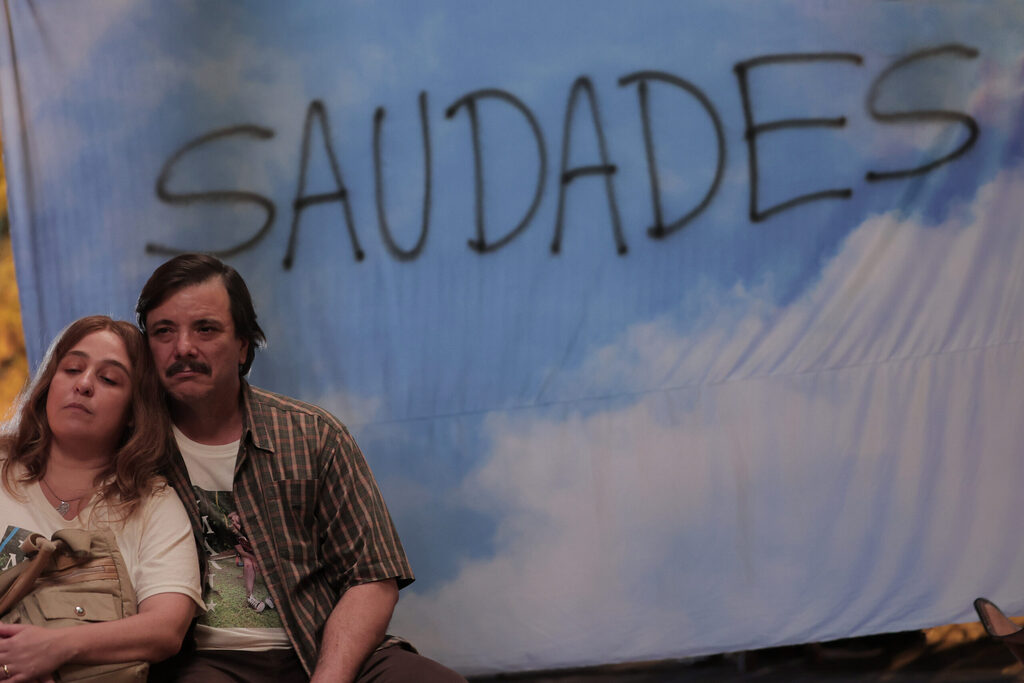 Guilherme Leporace/Netflix - TODO DIA A MESMA NOITE. (L to R) DEBORA LANM as SIL, THELMO FERNANDES as PEDRO in TODO DIA A MESMA NOITE. Cr. Guilherme Leporace/Netflix © 2023