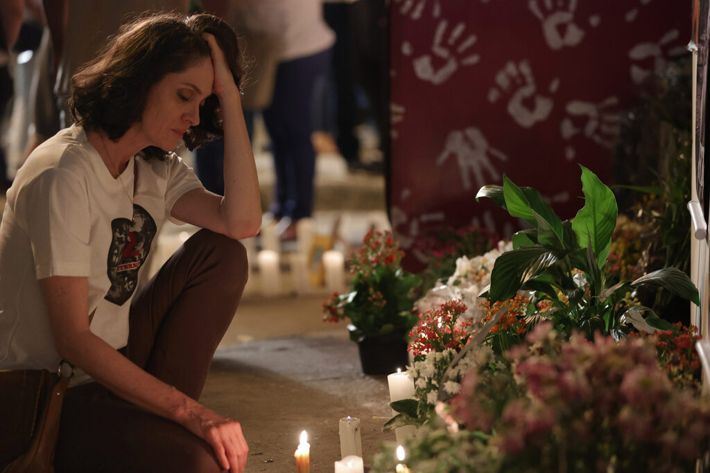 Guilherme Leporace/Netflix - TODO DIA A MESMA NOITE. (L to R) BIANCA BYINGTON as ANA in TODO DIA A MESMA NOITE. Cr. Guilherme Leporace/Netflix © 2023
