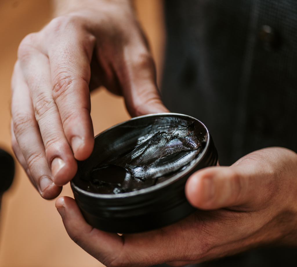 Anvisa proíbe fabricação de sete pomadas para cabelo; veja a lista