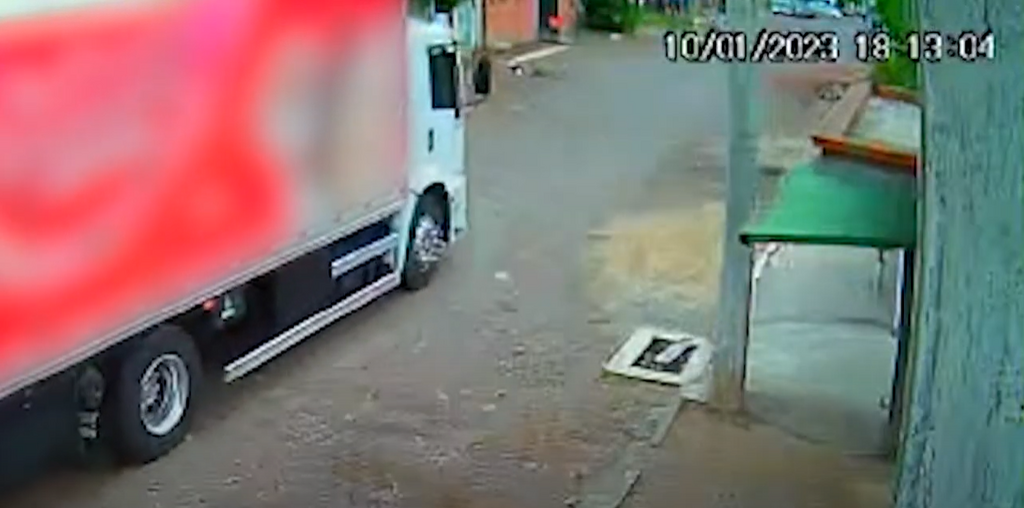 Morador conta como foi socorrer menino atropelado por caminhão; confira imagens do acidente