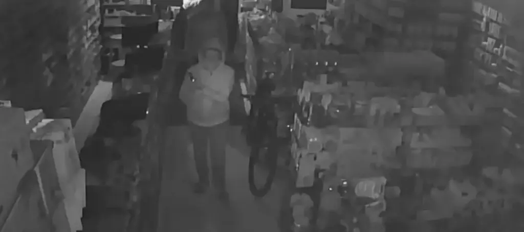 ‘Limparam todas as prateleiras, só deixaram os genéricos e similares’, diz gerente de farmácia furtada por idosos na Zona Norte do Rio