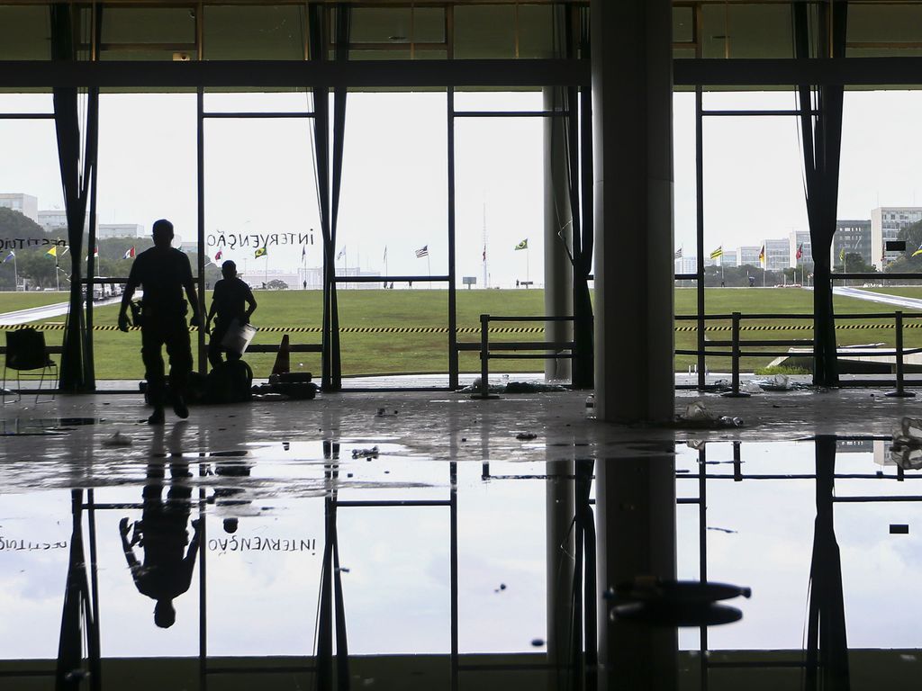 Marcelo Camargo/Agência Brasil - Móveis e janelas danificadas no Senado Federal.