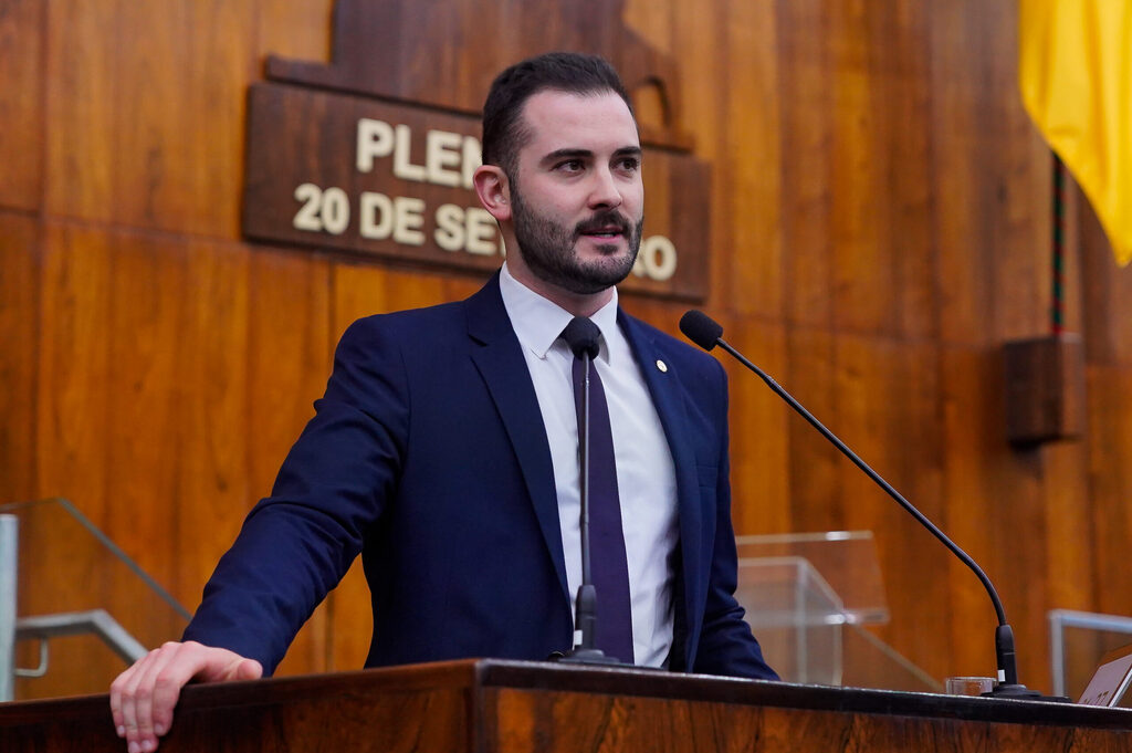 “Refleti bastante se ficaria ou não na política”, diz Giuseppe Riesgo, deputado estadual