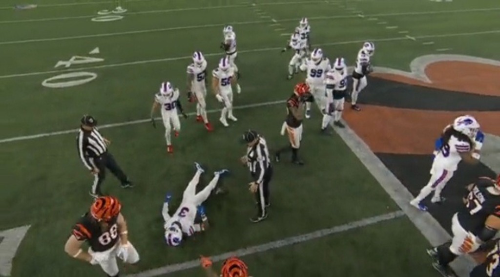 Jogador de futebol americano sofre parada cardíaca e é reanimado em campo; assista