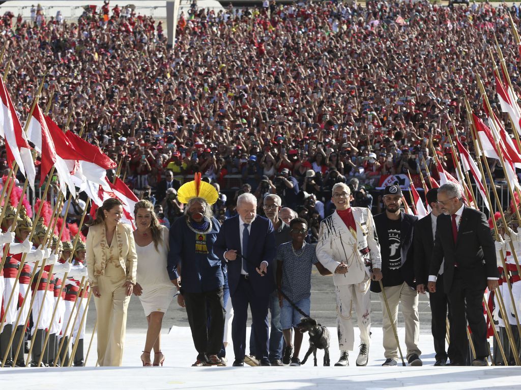 Lula sobe a rampa do Planalto acompanhado de representantes da sociedade e se emociona ao falar da fome