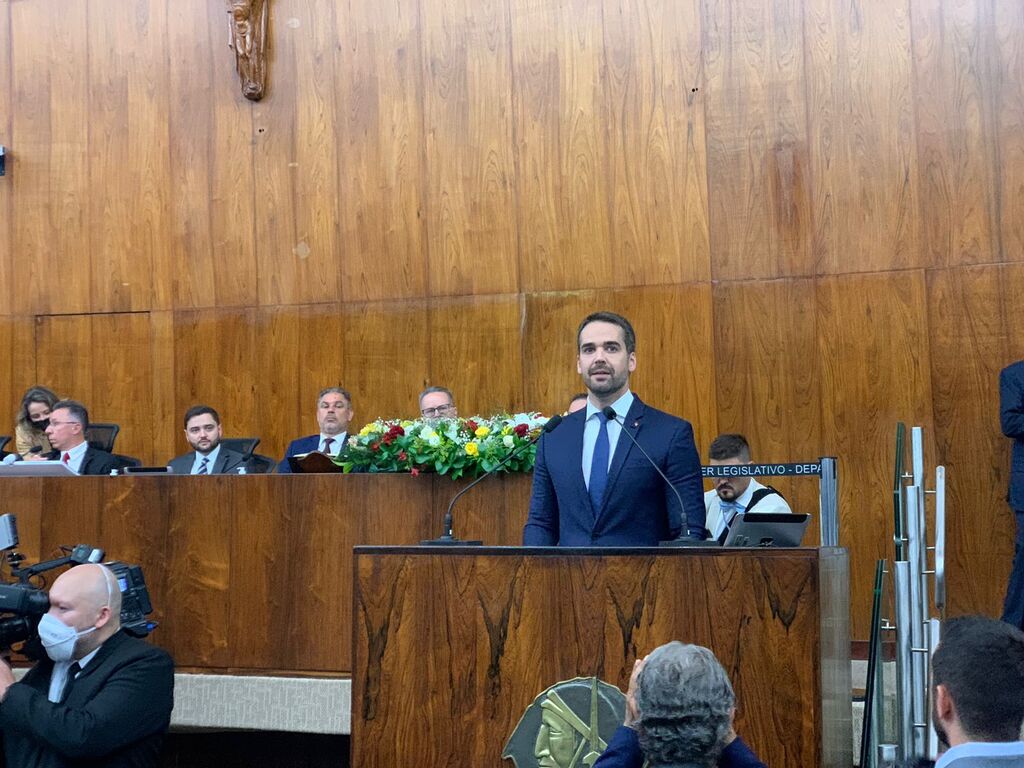 Eduardo Leite toma posse e promete melhorar a qualidade da educação e combater a pobreza