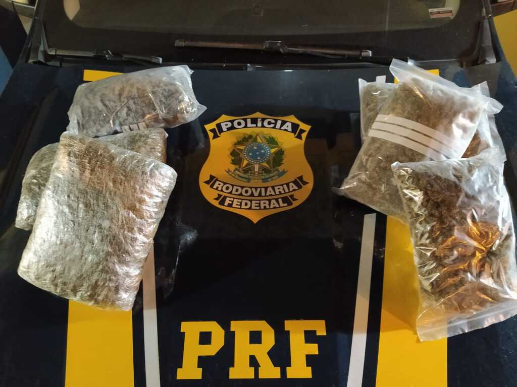 PRF apreende 3kg de skunk, também conhecida como “supermaconha” em carro de aplicativo