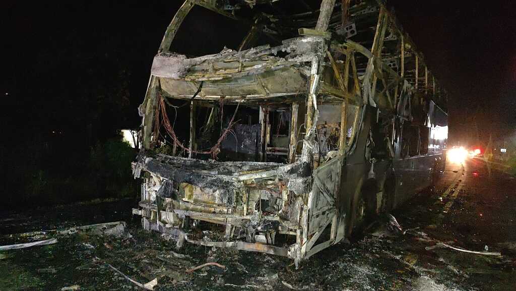 “Parecia filme de terror”, conta mulher que ajudou no resgate de passageiros de ônibus que pegou fogo na RSC-287