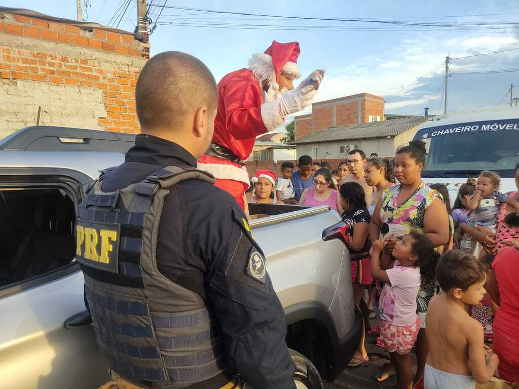 PRF distribui mais de 500 brinquedos a crianças carentes em Santa Maria