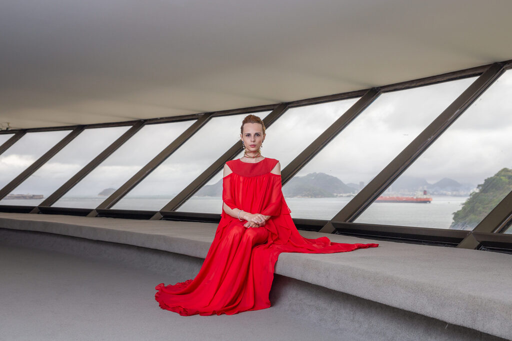 Repercussão nacional: artista visual que apoia o termo ‘pessoas que menstruam’ se envolve em polêmica com Djamila Ribeiro