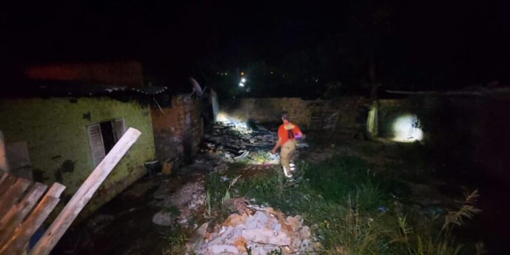 Criminosos dão tiros e colocam fogo em casa no Bairro Juscelino Kubitscheck