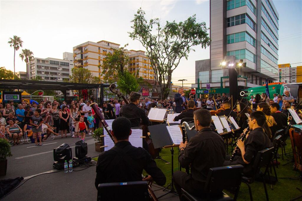 Atrações musicais e brincadeiras marcam a reinauguração da Praça do Caridade Atrações musicais e brincadeiras marcam a reinauguração da Praça do Caridade