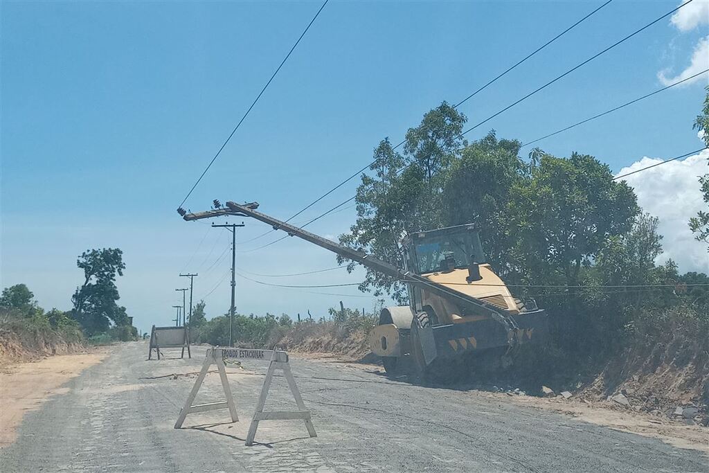 Susto: máquina derruba poste durante obra de pavimentação na Quarta Colônia