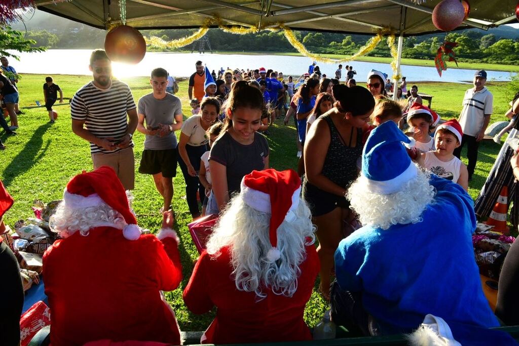 Papais-noéis da Asena entregam presentes a criançada no Bairro Campestre