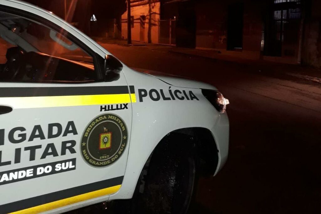 Dupla é flagrada pela BM com arma e munições em motocicleta furtada em Santa Maria