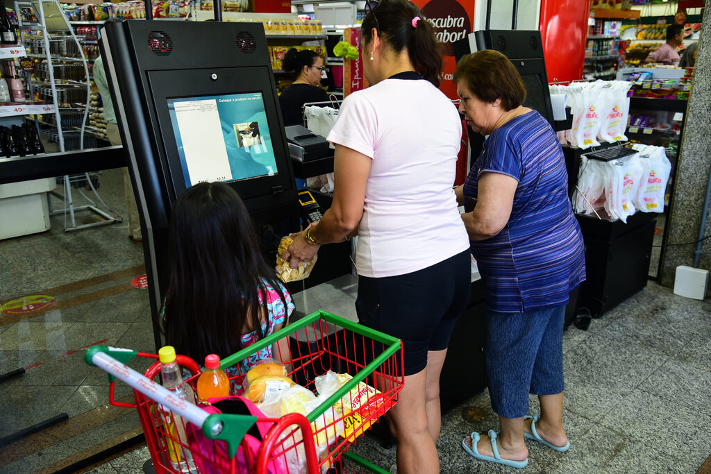 Como funciona caixa sem operador, que foi implantado em mercado de rede em Santa Maria