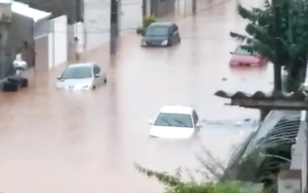 Chuva forte alaga ruas de Balneário Camboriú e coloca a região em estado de alerta