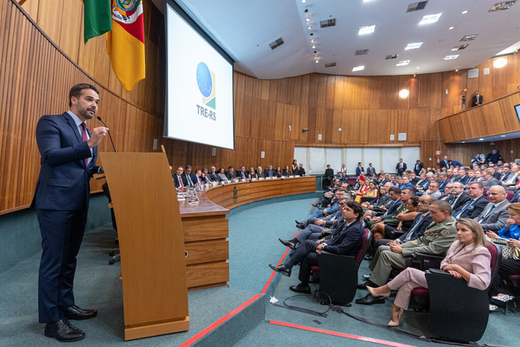 Eduardo Leite e vice, Mourão e deputados eleitos são diplomados pelo TRE-RS