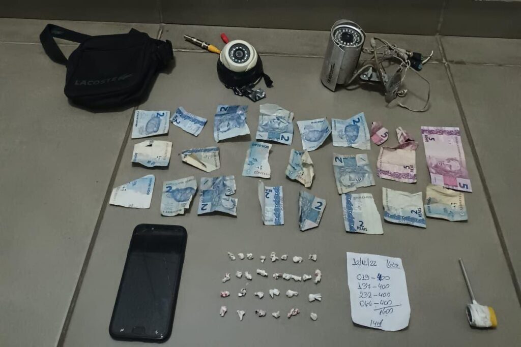 Dupla é detida com drogas, dinheiro e câmeras de segurança no Bairro Urlândia em Santa Maria