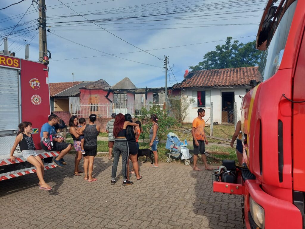 Casa é consumida pelo fogo e família precisa de doações em Santa Maria