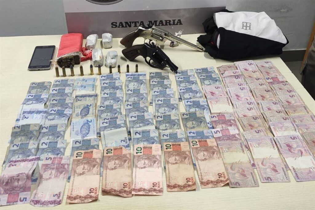 Quadrilha é flagrada com dinheiro, drogas, armas e veículos que podem ter sido usados em assassinatos