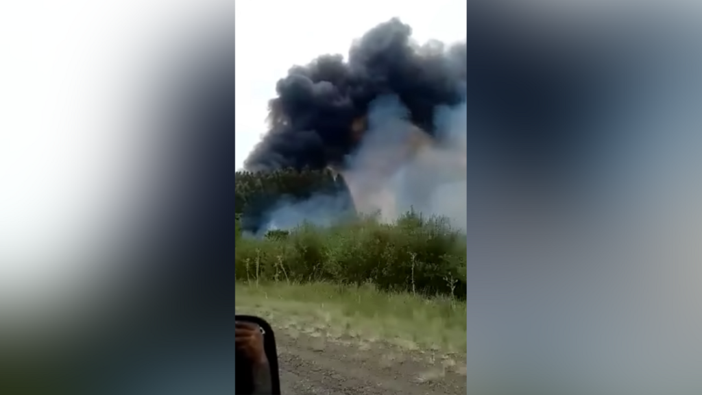 Incêndio florestal na BR-290 mobiliza helicóptero, brigadistas e bombeiros