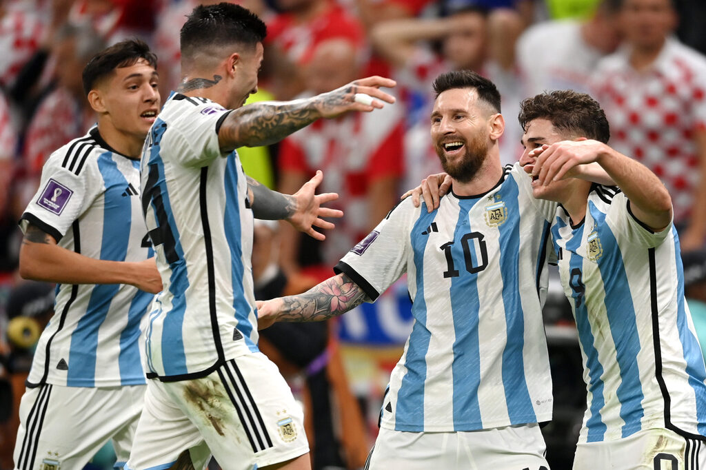 Argentina não toma conhecimento da Croácia, vence por 3 a 0, e está na final da Copa do Mundo