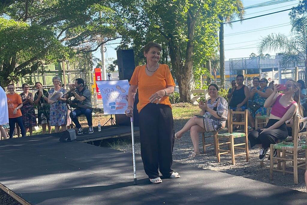 Vovós cantam, dançam e desfilam no “Show das Vovozinhas”