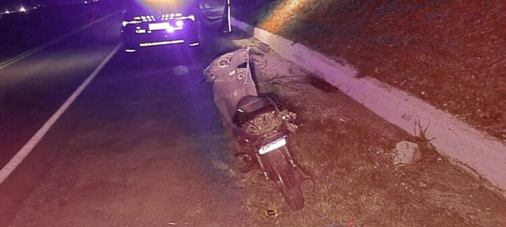 Motociclista fica gravemente ferida após ser arrastada por mais de 100 metros por condutor embriagado em Santiago