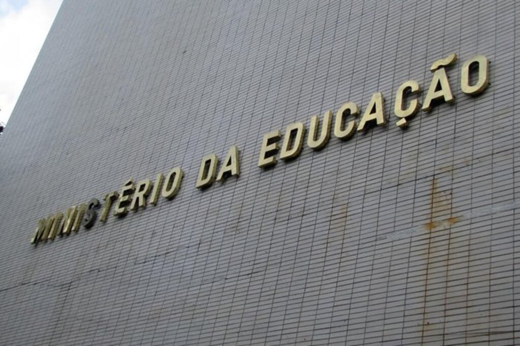 Ministro da Educação anuncia liberação de R$ 460 milhões para bolsas e outras despesas