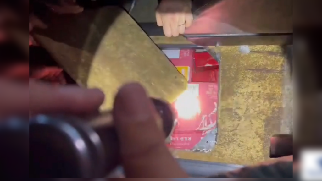 Receita apreende R$ 120 mil em uísques em fundo falso de ônibus em Santa Maria