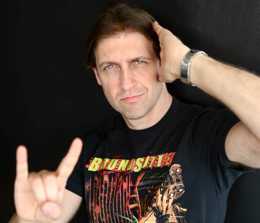 Cantor e humorista Bruno Sutter toca Iron Maiden em Santa Maria