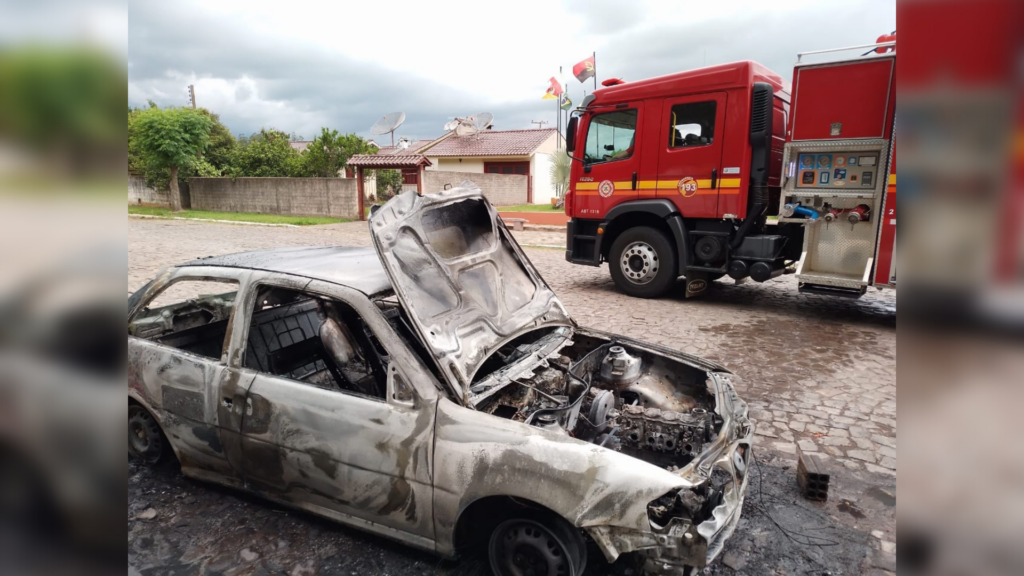 Homem incendeia o próprio carro em Dona Francisca