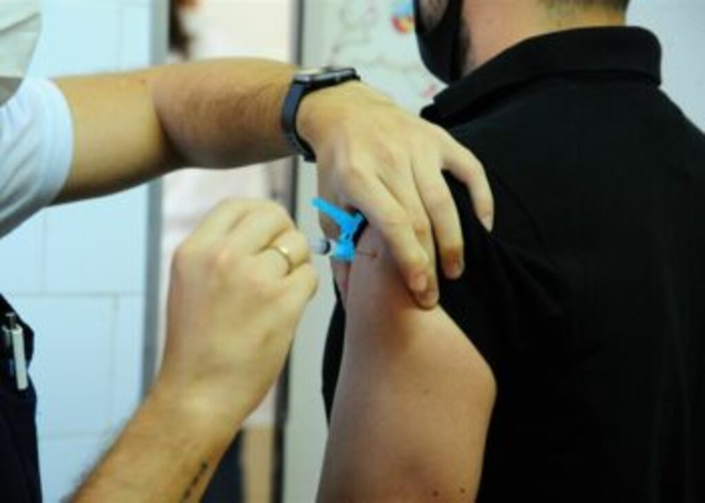 Em Santa Maria, semana começa com ação de vacinação contra a Covid-19 em turno estendido