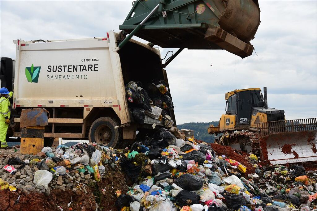 Com 90 dias de atraso, licitação da coleta de lixo ficará para 2023