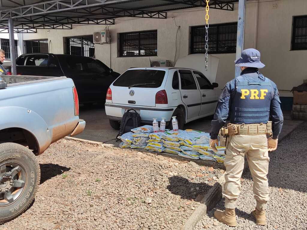 Homens são detidos pela PRF após perseguição com 131 quilos de agrotóxicos e dinheiro na BR-287