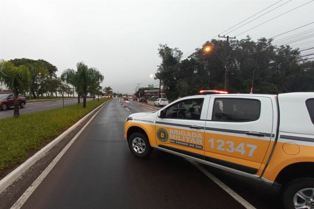 Mulher fica ferida após capotar o carro na ERS-149, em Restinga Seca