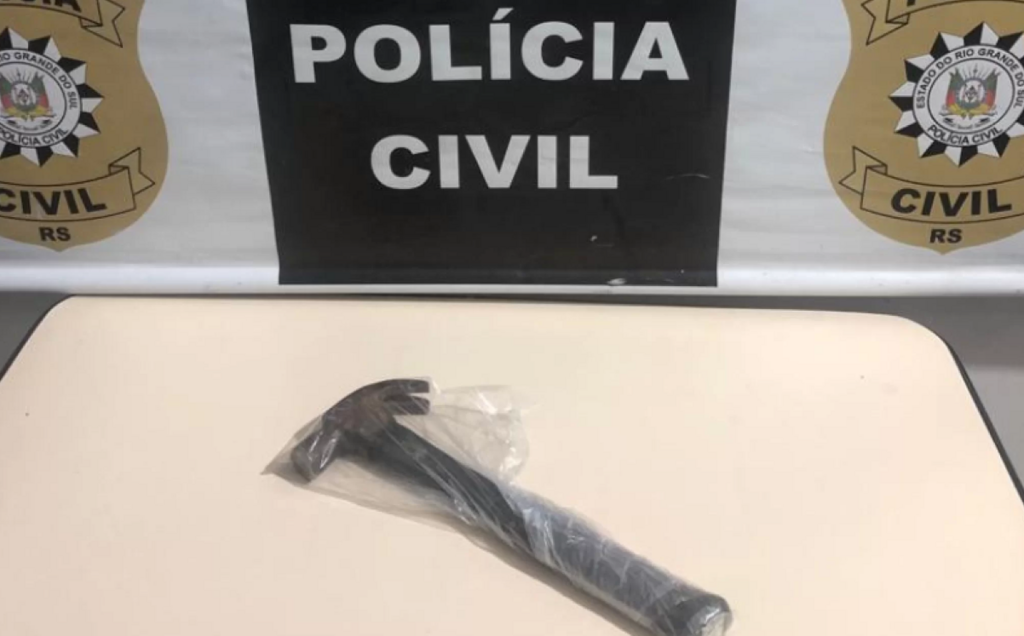 Homem mata a esposa e o amante a marteladas e enterra corpo dela no pátio de casa em Gramado