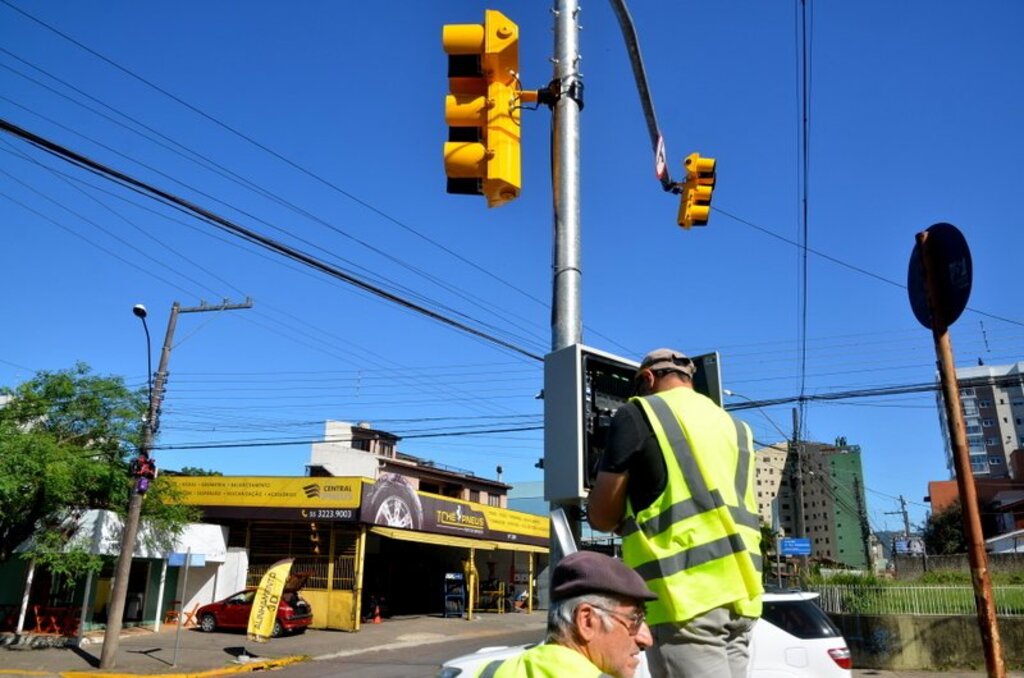 Novo semáforo é instalado no cruzamento da Avenida Medianeira com a Rua Visconde de Pelotas